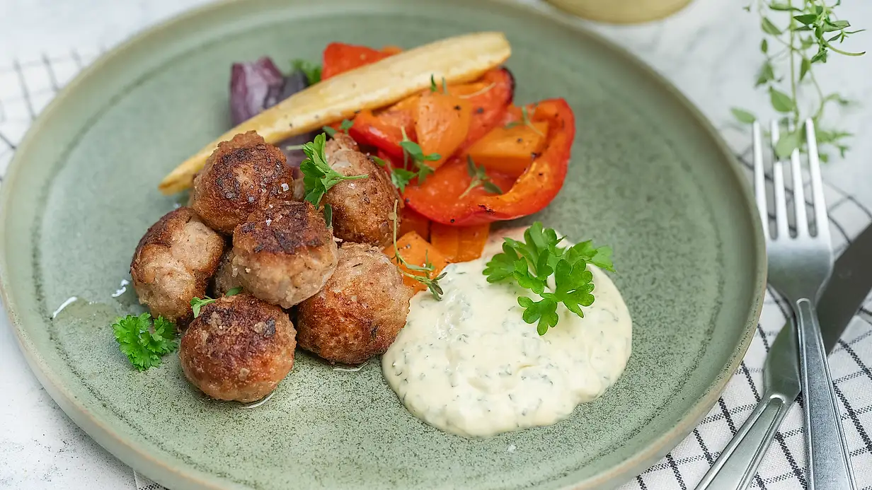 Köttbullar 50/50 med rostade grönsaker och kall timjansås