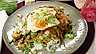 Asiatisk wok med kål och sesamstekt ägg