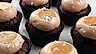 Chokladcupcakes med kolasmörkräm och kolasås