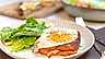 Croque Madame med sallad och dijondressing