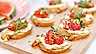 Crostini med getostkräm och jordgubbar