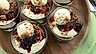 Dessert med färskostkräm, svartvinbärskompott och grahamssmulor