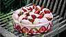 Festlig moussetårta med rabarber och jordgubbar