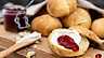 Frasiga scones med clotted cream och sylt