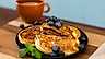 Göm choklad i pannkakorna för att göra dem extra goda