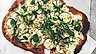 Grön pizza med fetaost, avokado, vitlök, ruccola och zucchini