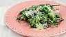 Grön sallad med broccoli, avokado, bönor och parmesandresing