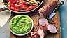 Inlindad fläskfilé, sötsyrlig spetspaprika med oliver och salladslök och ärtguacamole