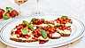 Jordgubbsbruschetta med vispad fetaost och basilika