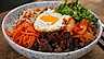 Koreansk bibimbap med bulgogisås och gochujang