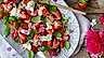 Midsommarsallad med jordgubbar och örter