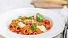 Pasta med het tomatsås och mozzarella