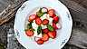 Sallad på jordgubbar med rädisor, ricotta och olivolja