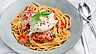 Snabb pasta med tomat, vitlök och burrata