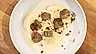 Svampfylld ravioli med tryffelskum och rostade hasselnötter