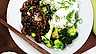 Yakiniku på svamp med ris och sesamstekt broccoli